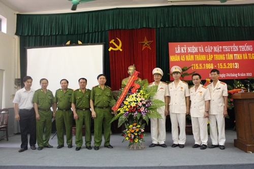 Đồng chí Nguyễn Huy Thuật và đồng chí  Đặng Xuân Khang, Phó Giám đốc Học viện CSND cùng đại diện lãnh đạo các đơn vị tặng hoa chúc mừng Trung tâm TTKH & TLGK